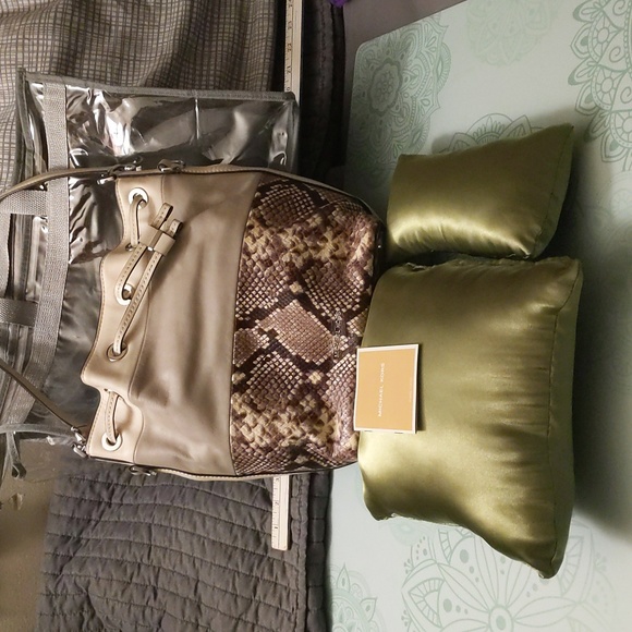 EUC Michael Kors Animal print bucket bag in grey, white and black - Picture 2 of 8